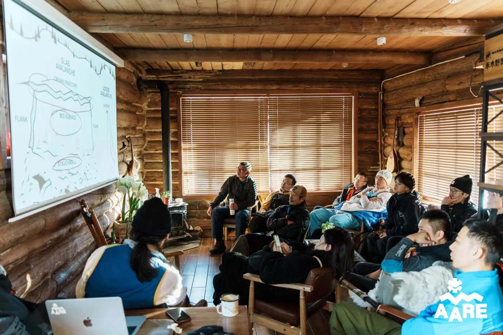 美国45年来最严重雪崩事故致9人遇难(图1)